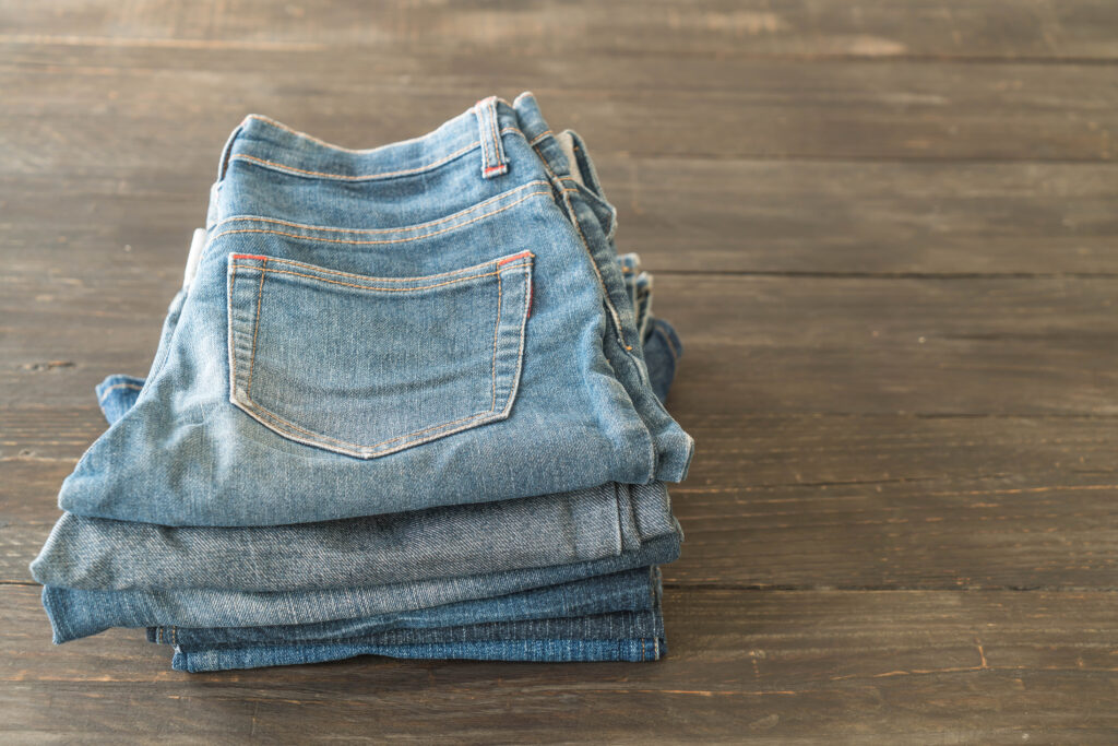 como-dobrar-calça-jeans